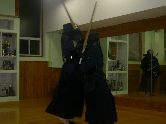 Picture (gal/Kendo/Seminars/2004_-_Visit_of_Ohmi_Sensei_6_dan/DSCN1474.JPG)