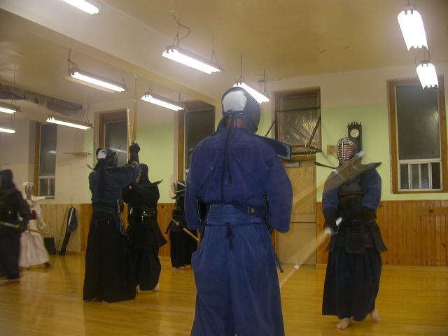 Picture (gal/Kendo/Seminars/2004_-_Visit_of_Ohmi_Sensei_6_dan/DSCN1477.JPG)