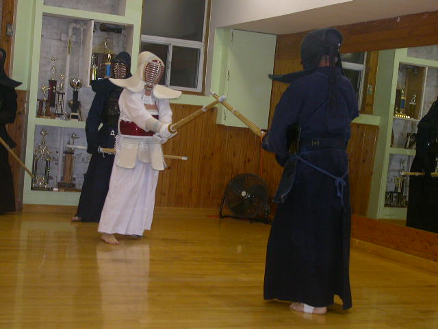 Picture (gal/Kendo/Seminars/2004_-_Visit_of_Ohmi_Sensei_6_dan/DSCN1485.JPG)