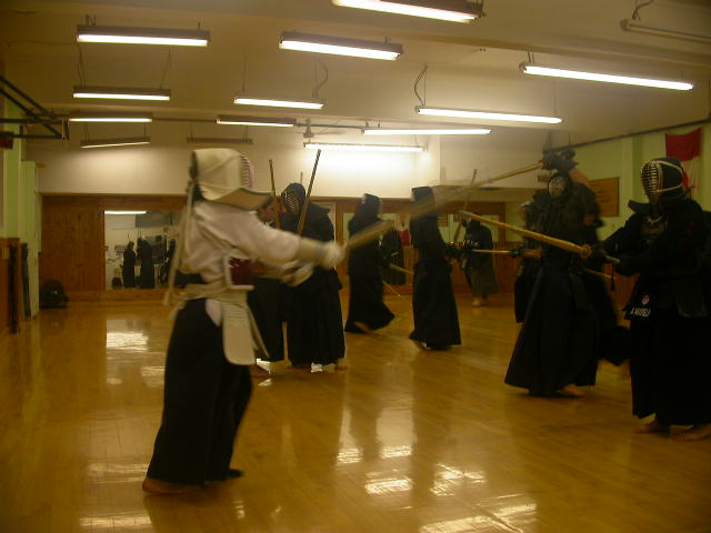 Picture (gal/Kendo/Seminars/2004_-_Visit_of_Yoshikai_Sensei_6_dan/DSCN1284.JPG)