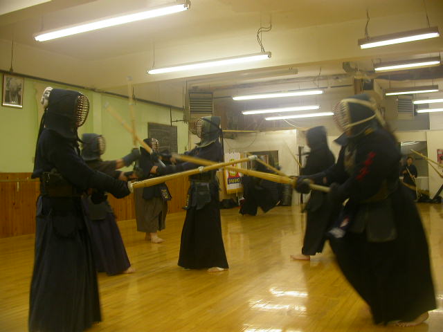 Picture (gal/Kendo/Seminars/2004_-_Visit_of_Yoshikai_Sensei_6_dan/DSCN1313.JPG)